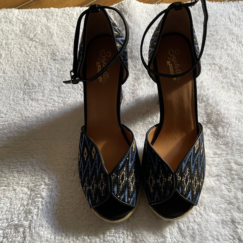 Seychelles peep toe platform sandal
